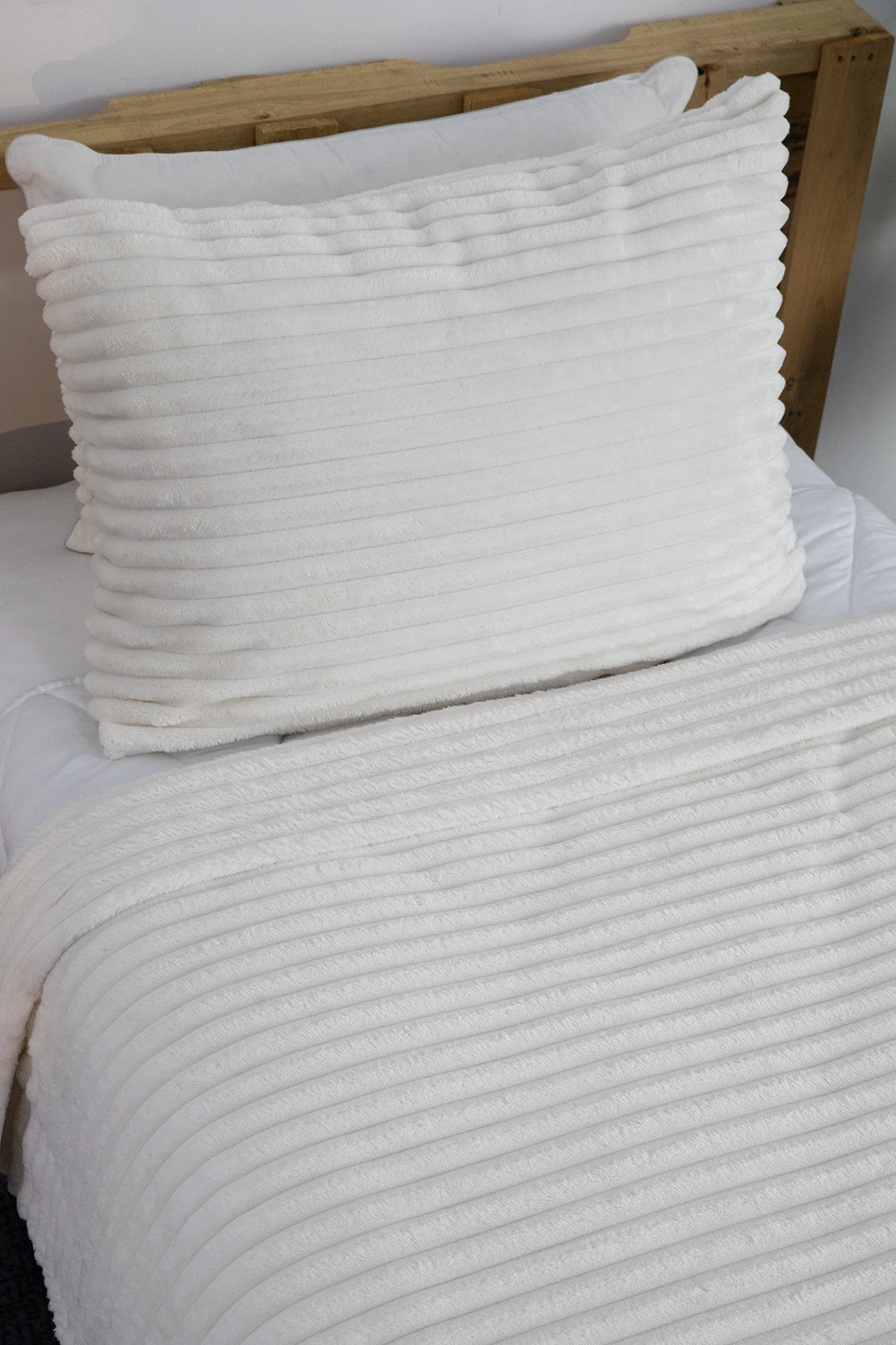 Linda 2 Parça Tek Kişilik Battaniye Seti - Ekru Linda 2 Parça Tek Kişilik Battaniye Seti - Ekru