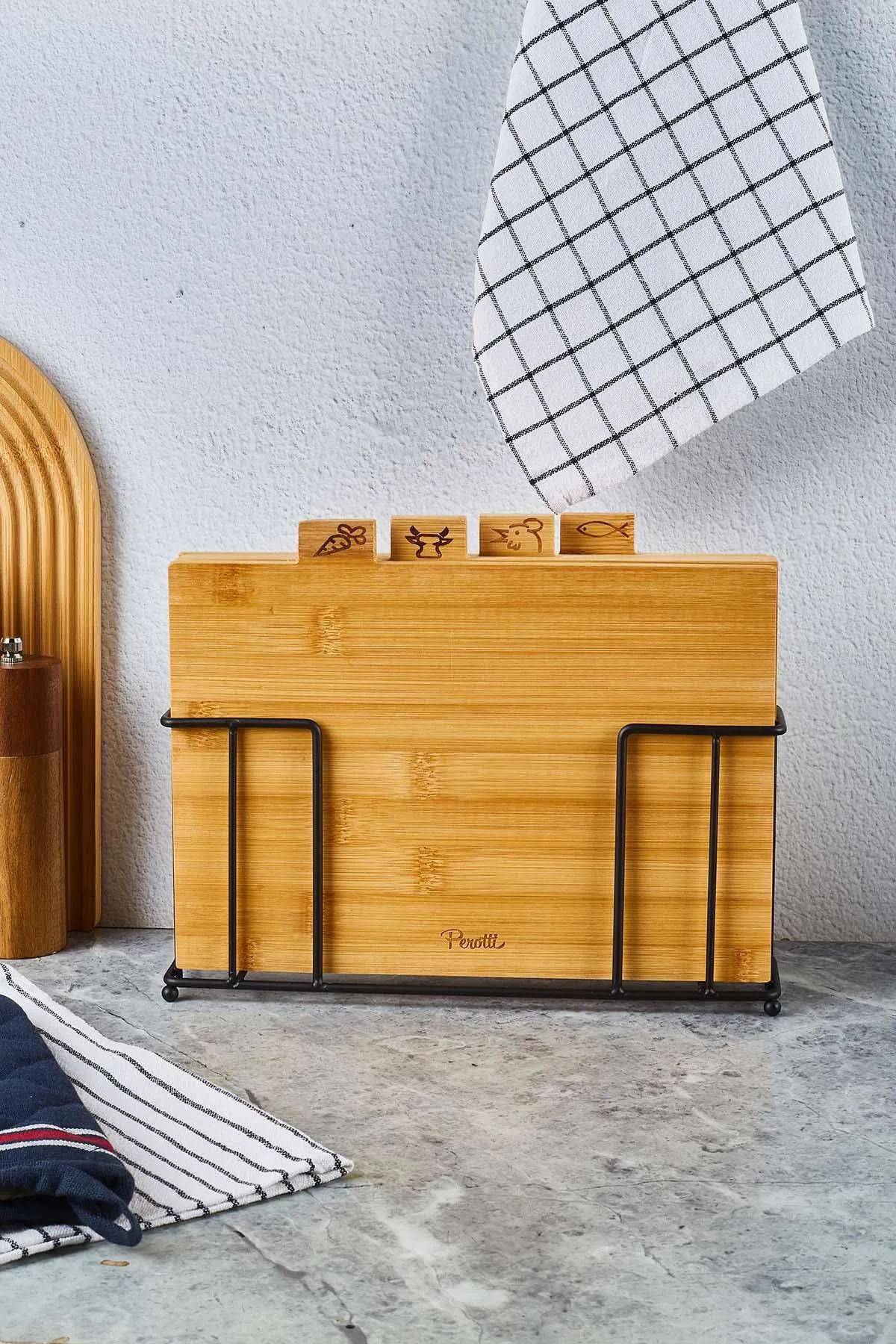 Perotti 16667 Rino 4'lü Metal Standlı Bambu Kesme Tahtası Seti Perotti 16667 Rino 4'lü Metal Standlı Bambu Kesme Tahtası Seti